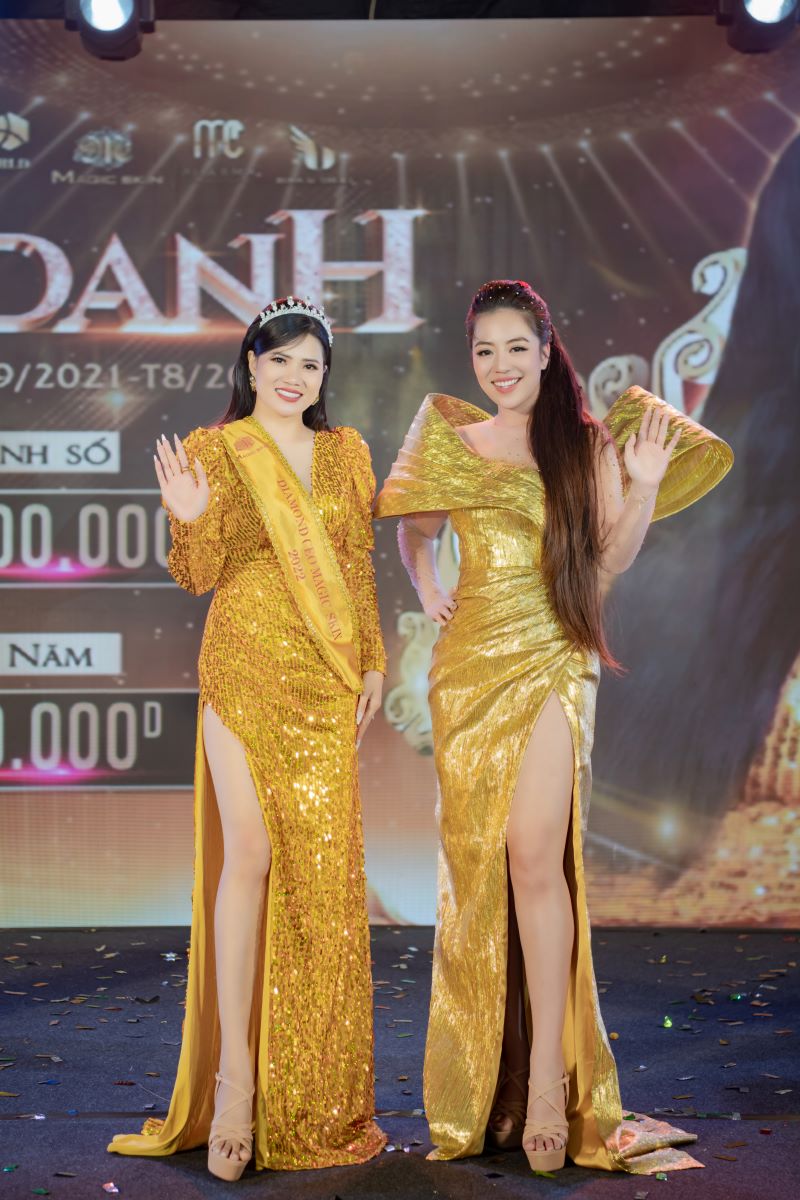 Diamond CEO Mai Phương cùng chủ tịch Đào Minh Châu tại lễ vinh danh của Magic Skin