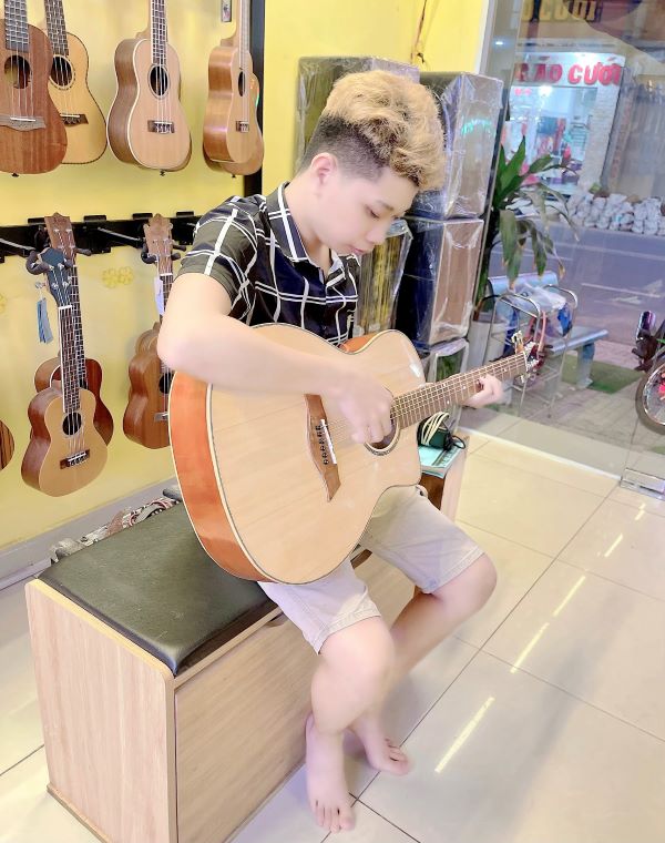 Chàng ca sĩ trẻ bên cây đàn guitar