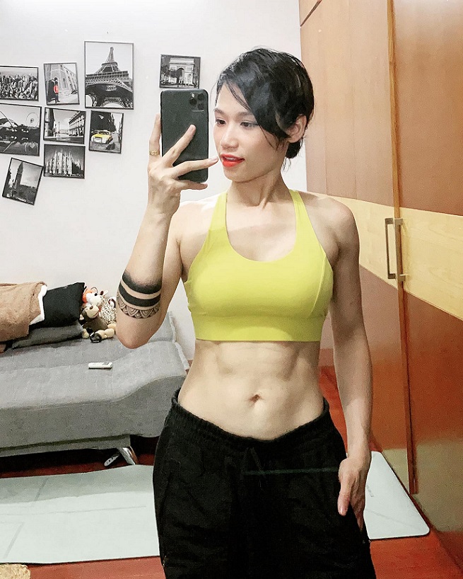 PT xinh đẹp Hà Bi Fitness thường xuyên livestream hướng dẫn chị em tập luyện